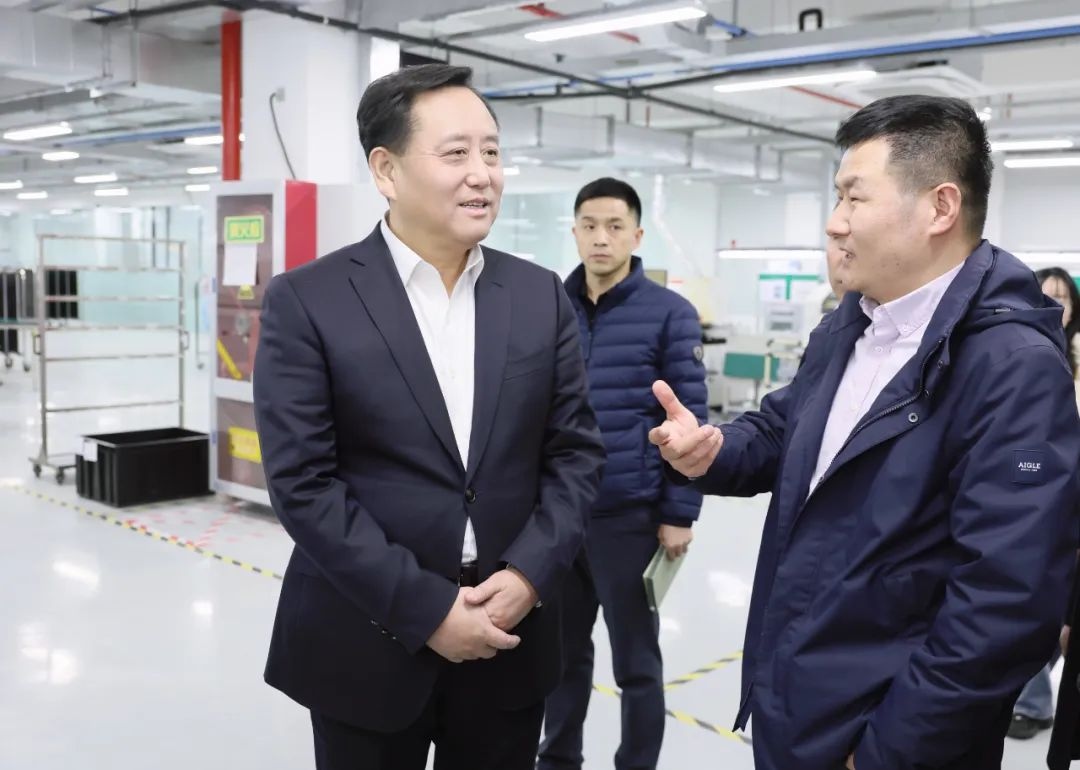 松江區委書記程向(xiàng)民一行赴六聯智能(néng)上海園區走訪視察